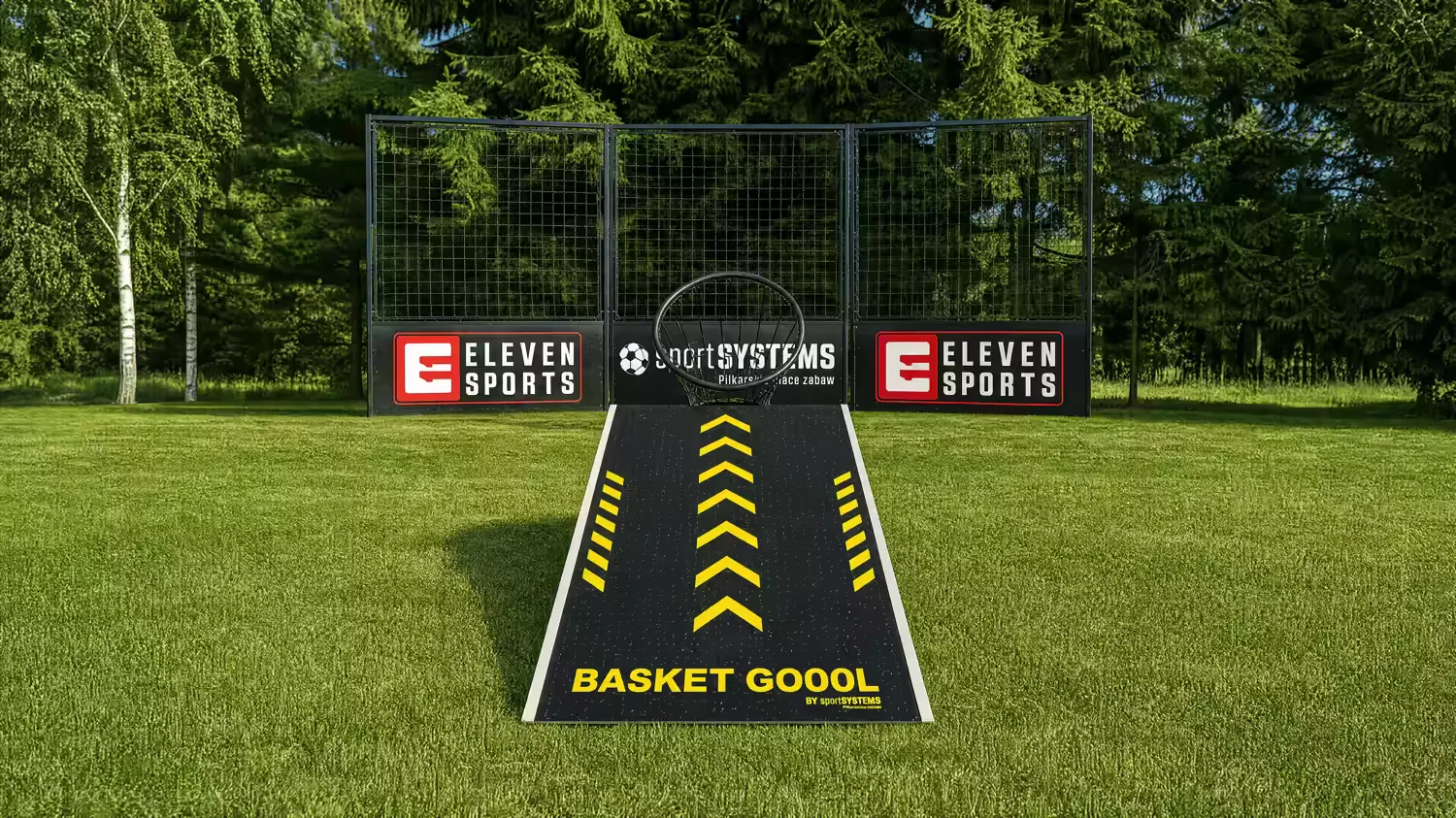 Basket Goool - rampa najazdowa z koszem i piłkochwytem na trawiastym boisku
