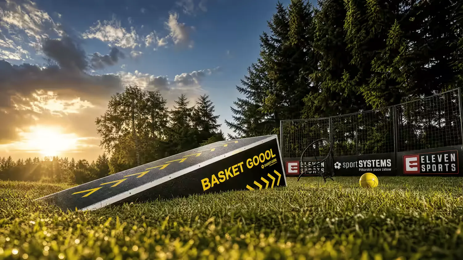 Basket Goool - strefa treningowa z rampą i koszem o zachodzie słońca