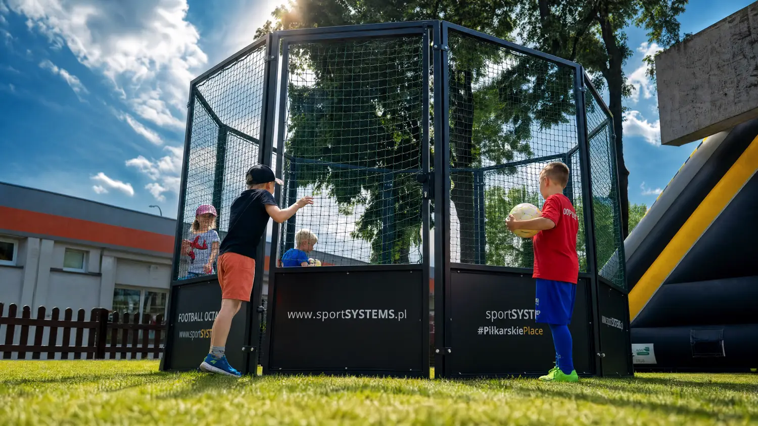 Football Octagon - dzieci grają w piłkę w mini boisku podczas pikniku rodzinnego