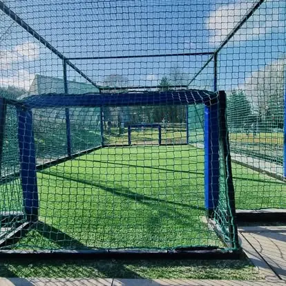 Mini boisko Football Box z nawierzchnią ze sztucznej trawy i bramkami - stała realizacja na terenie rekreacyjnym.