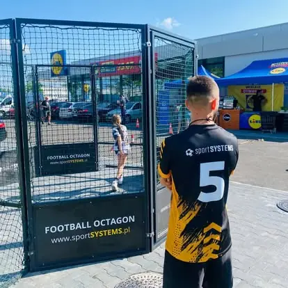 Mobilna arena Football Octagon jako atrakcja dla klientów podczas otwarcia sklepu - animacje pod okiem instruktora.