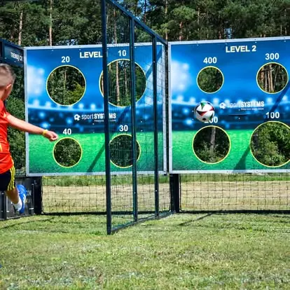 Zawodnik oddaje strzał na punktowane otwory Króla Strzelców - trening celności z systemem punktacji.