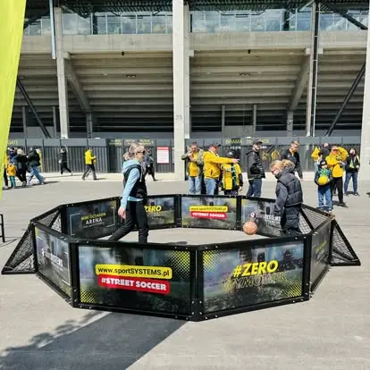 Ośmiokątna arena Street Soccer rozstawiona na placu przed stadionem - strefa kibica w dniu meczu.