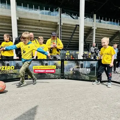 Najmłodsi kibice grają w Mini Octagon Arena przed stadionem w dniu meczu - strefa Street Soccer.